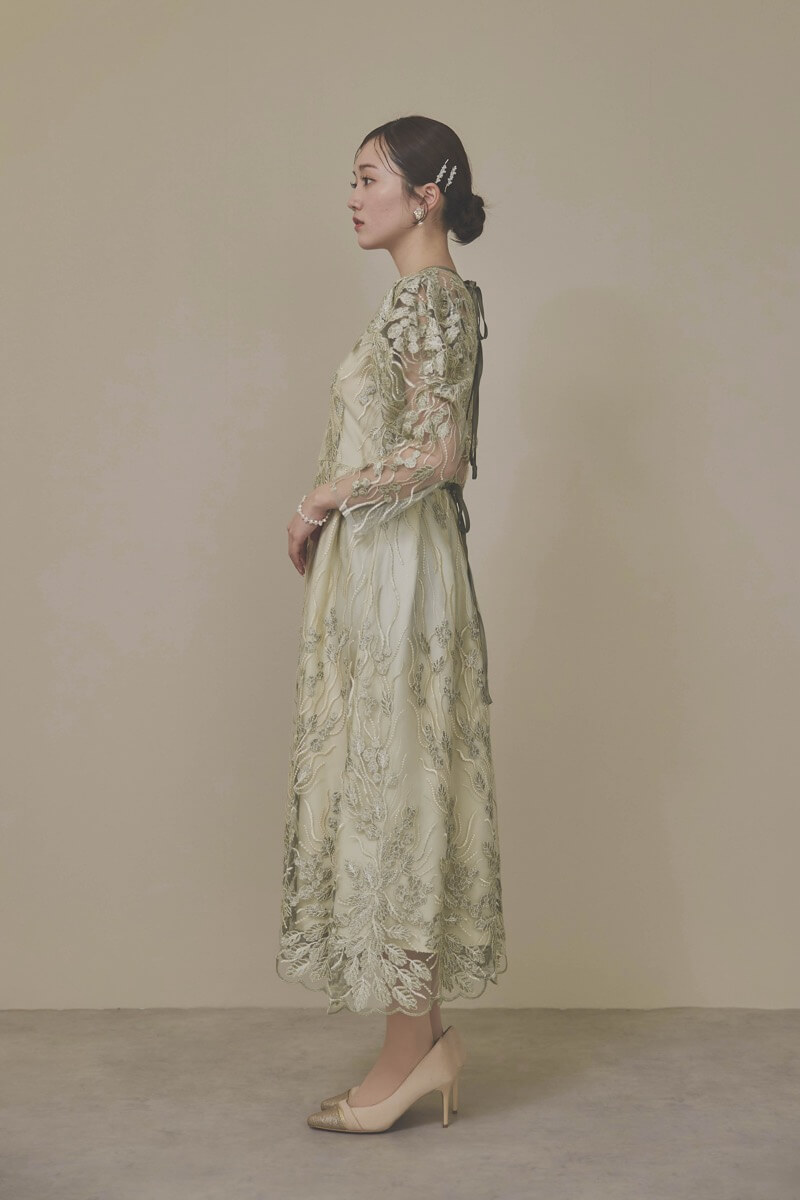 カーキのボリュームスリーブ刺繍ドレス