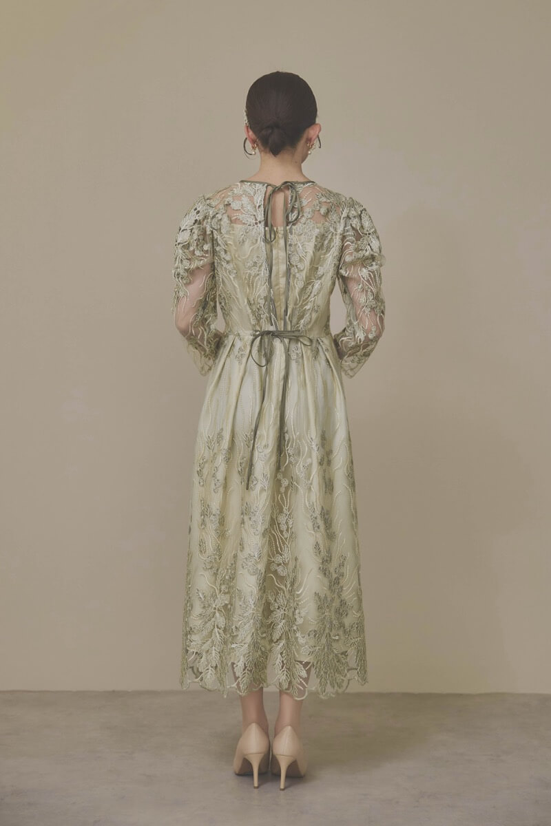 カーキのボリュームスリーブ刺繍ドレス