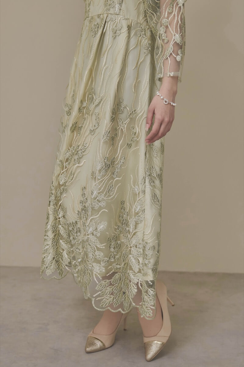 カーキのボリュームスリーブ刺繍ドレス