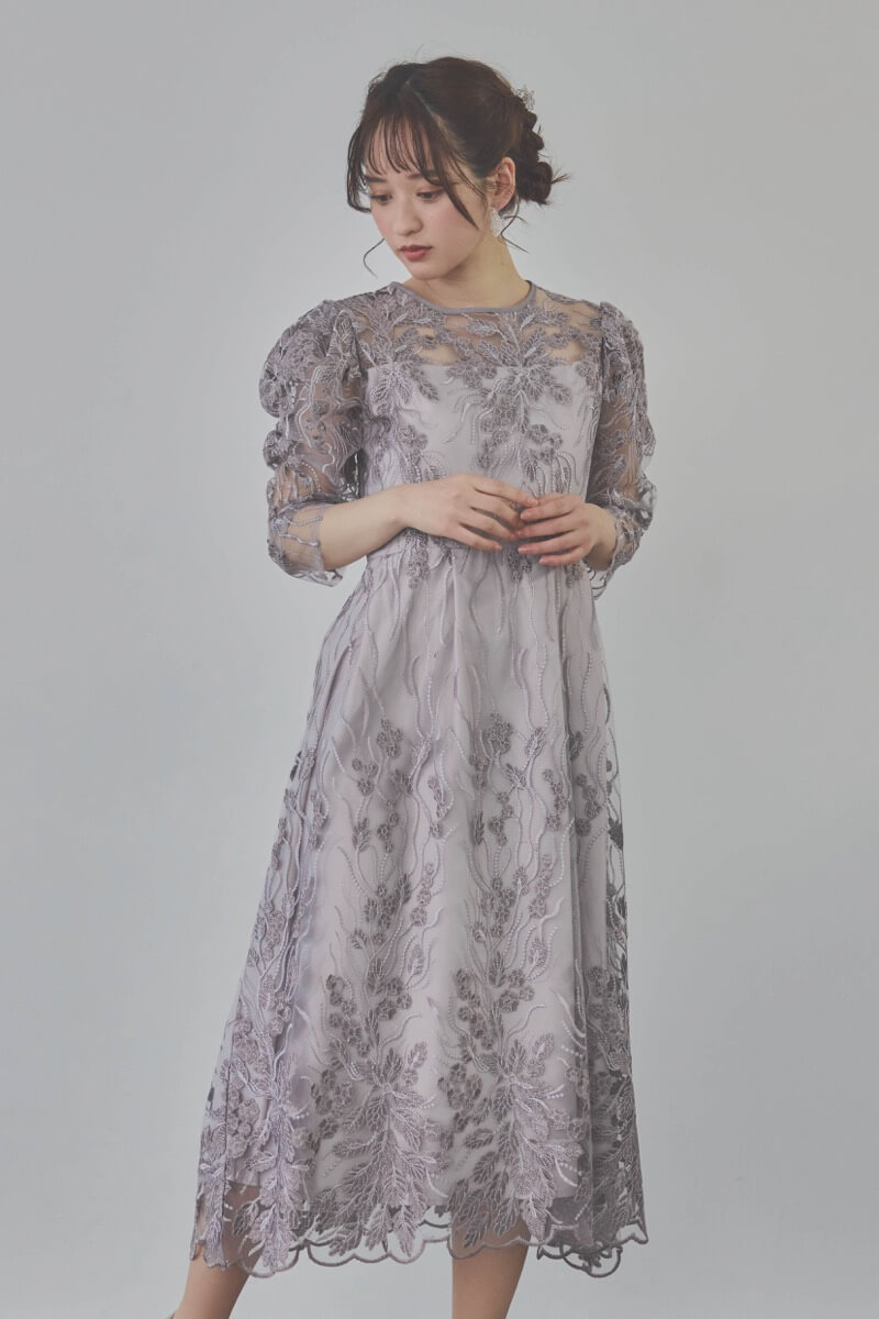 チャコールのボリュームスリーブ刺繍ドレス