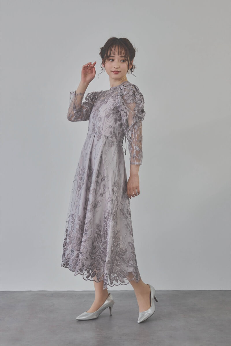 チャコールのボリュームスリーブ刺繍ドレス