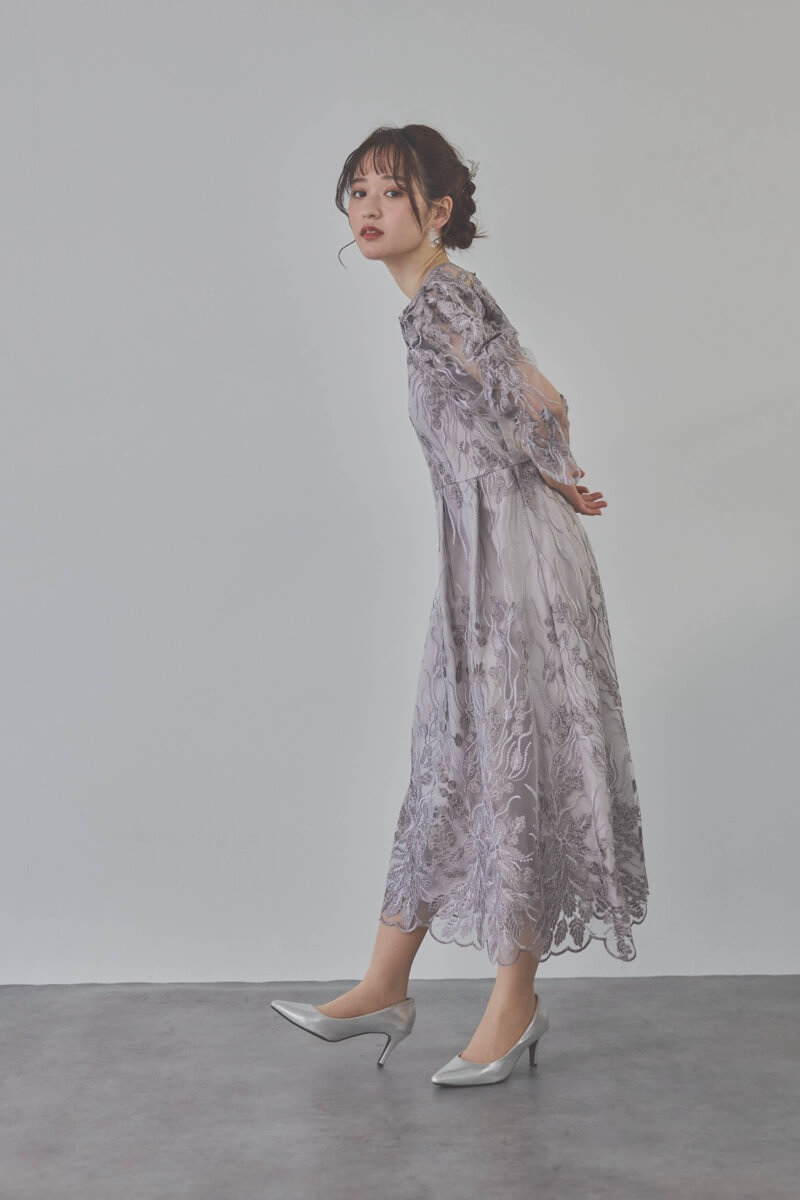 チャコールのボリュームスリーブ刺繍ドレス