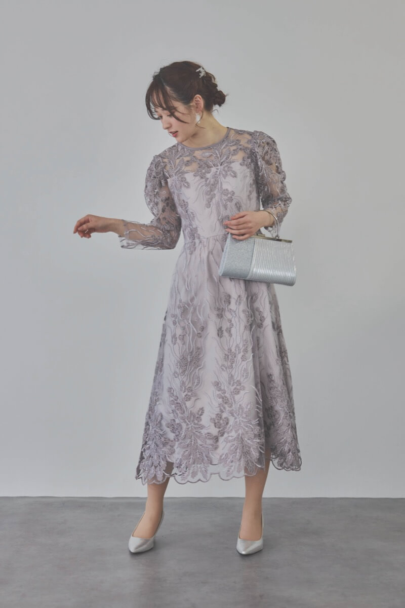 チャコールのボリュームスリーブ刺繍ドレス