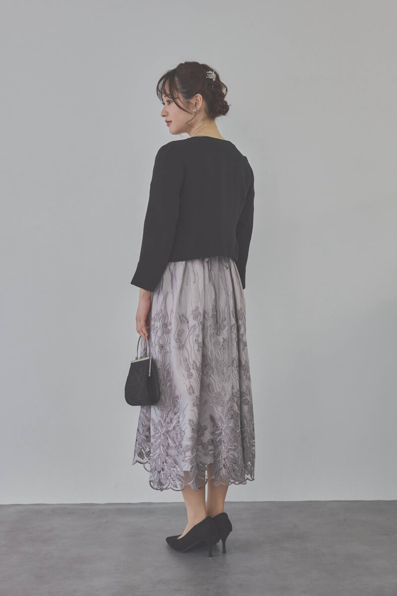 チャコールのボリュームスリーブ刺繍ドレス