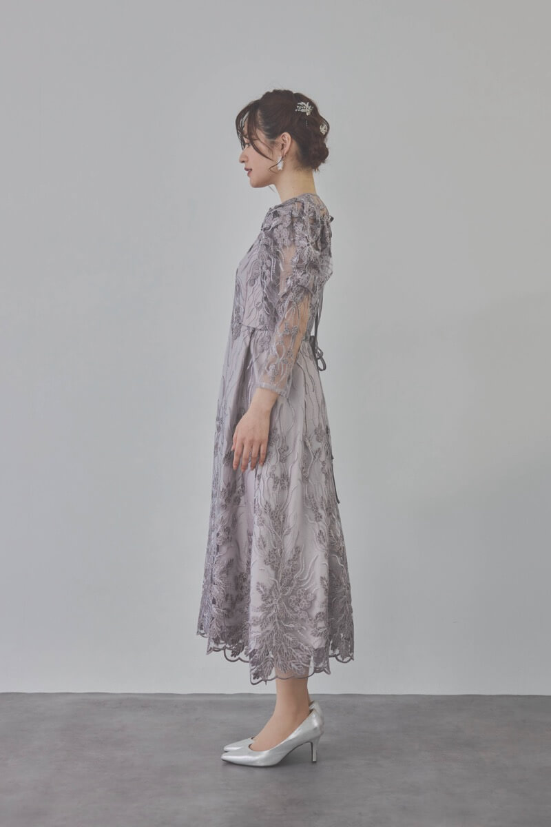 チャコールのボリュームスリーブ刺繍ドレス