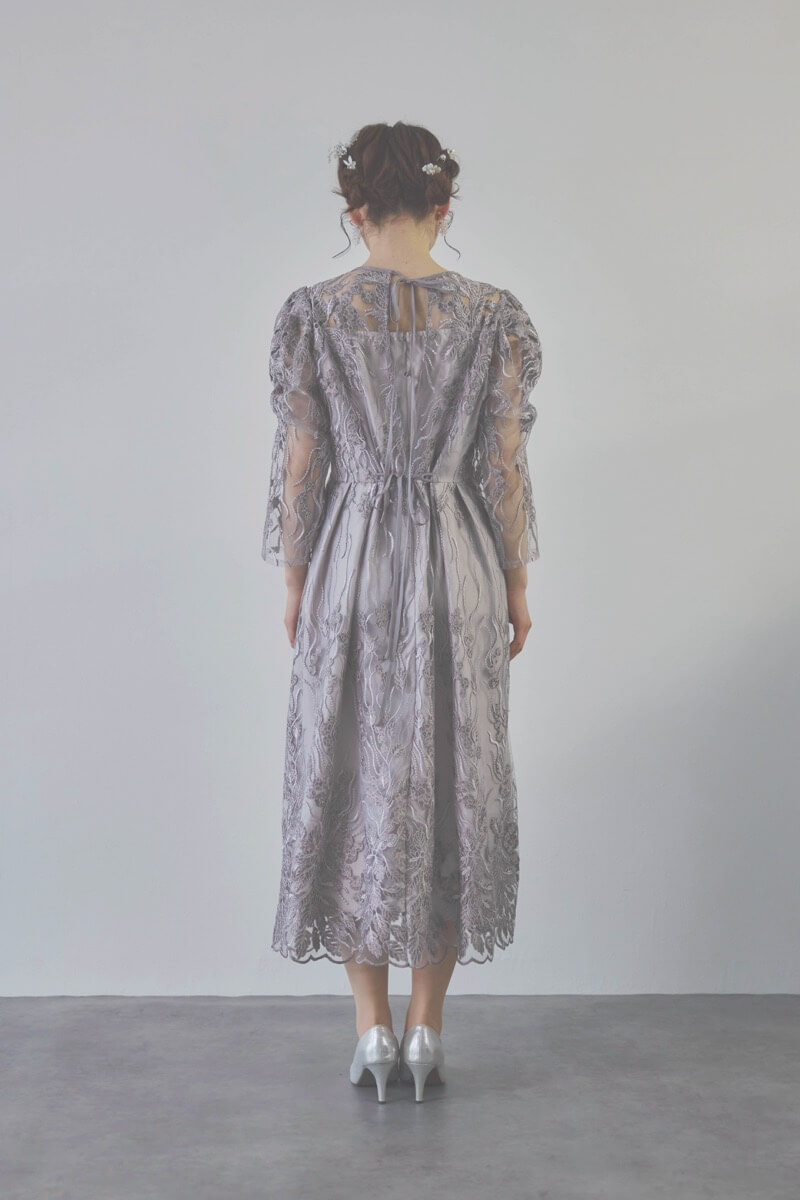 チャコールのボリュームスリーブ刺繍ドレス