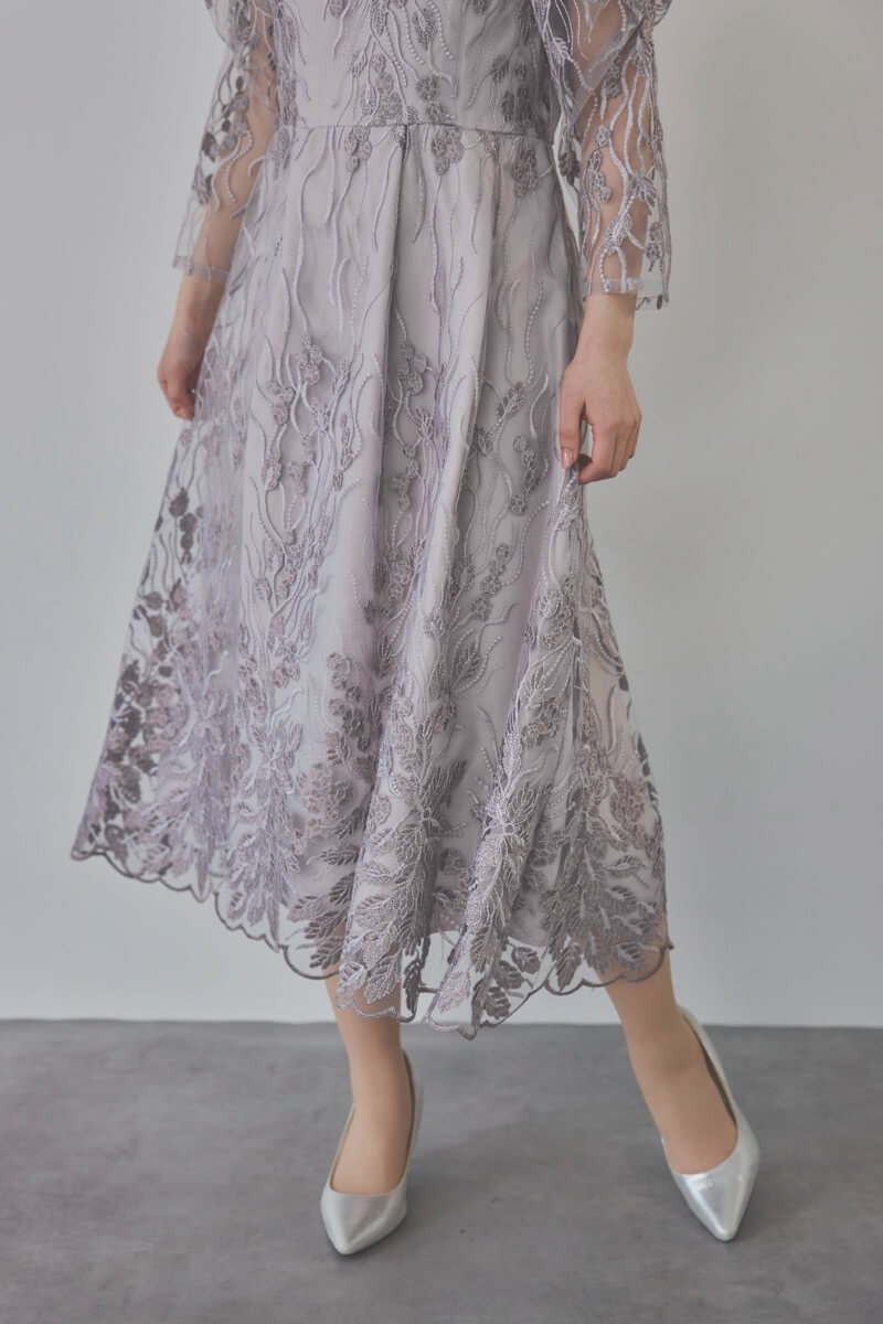 チャコールのボリュームスリーブ刺繍ドレス