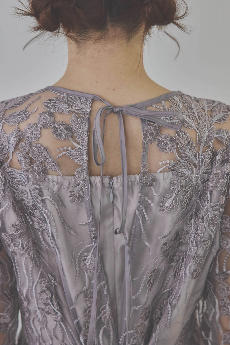 チャコールのボリュームスリーブ刺繍ドレス