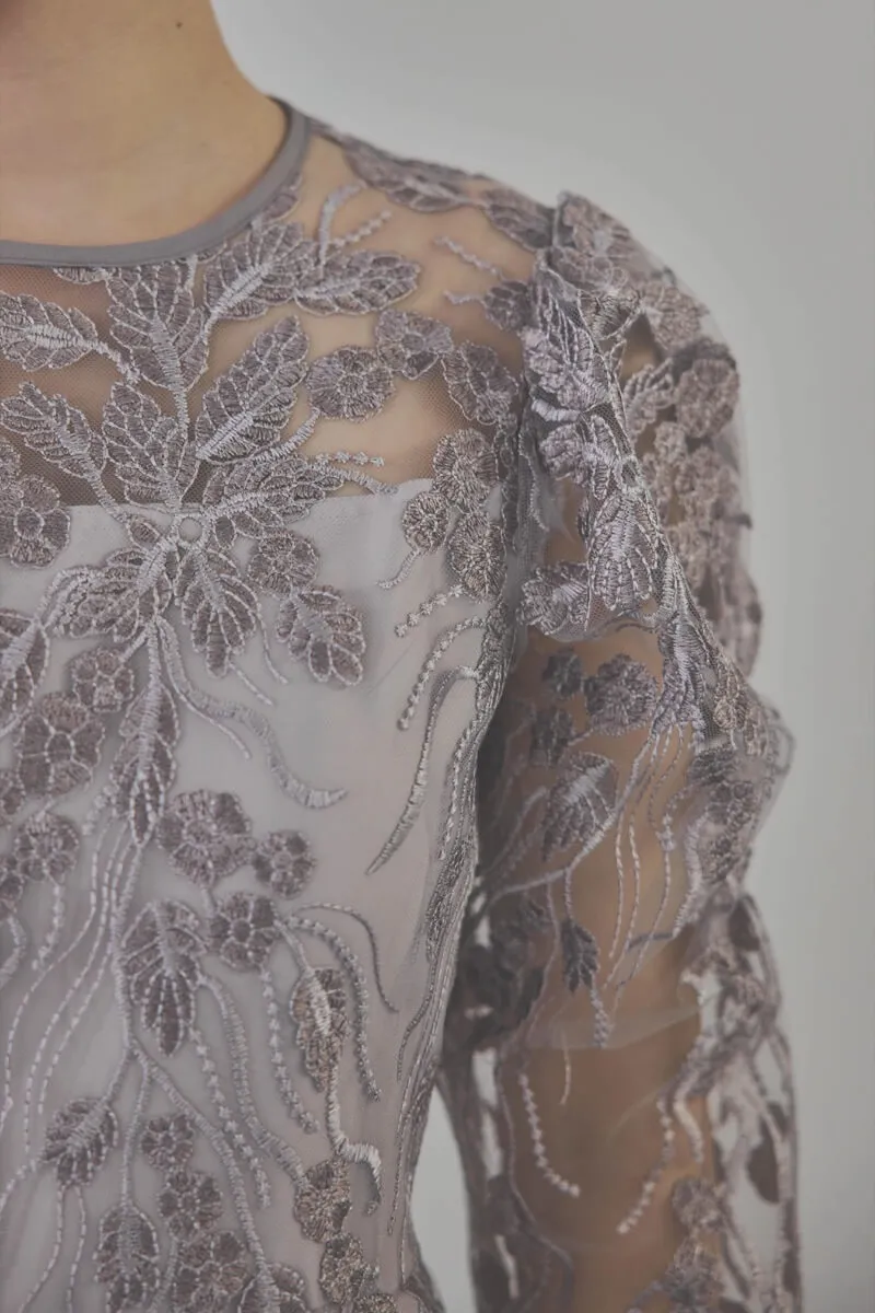 チャコールのボリュームスリーブ刺繍ドレス