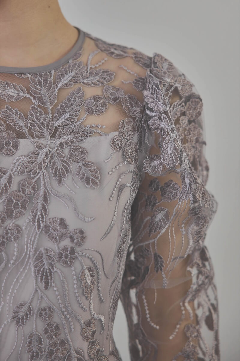 チャコールのボリュームスリーブ刺繍ドレス