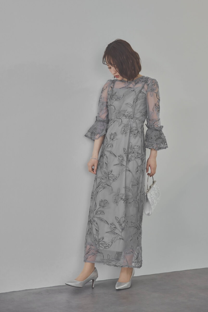 ブルーグレーのファーヤーン刺繍フリルスリーブドレス