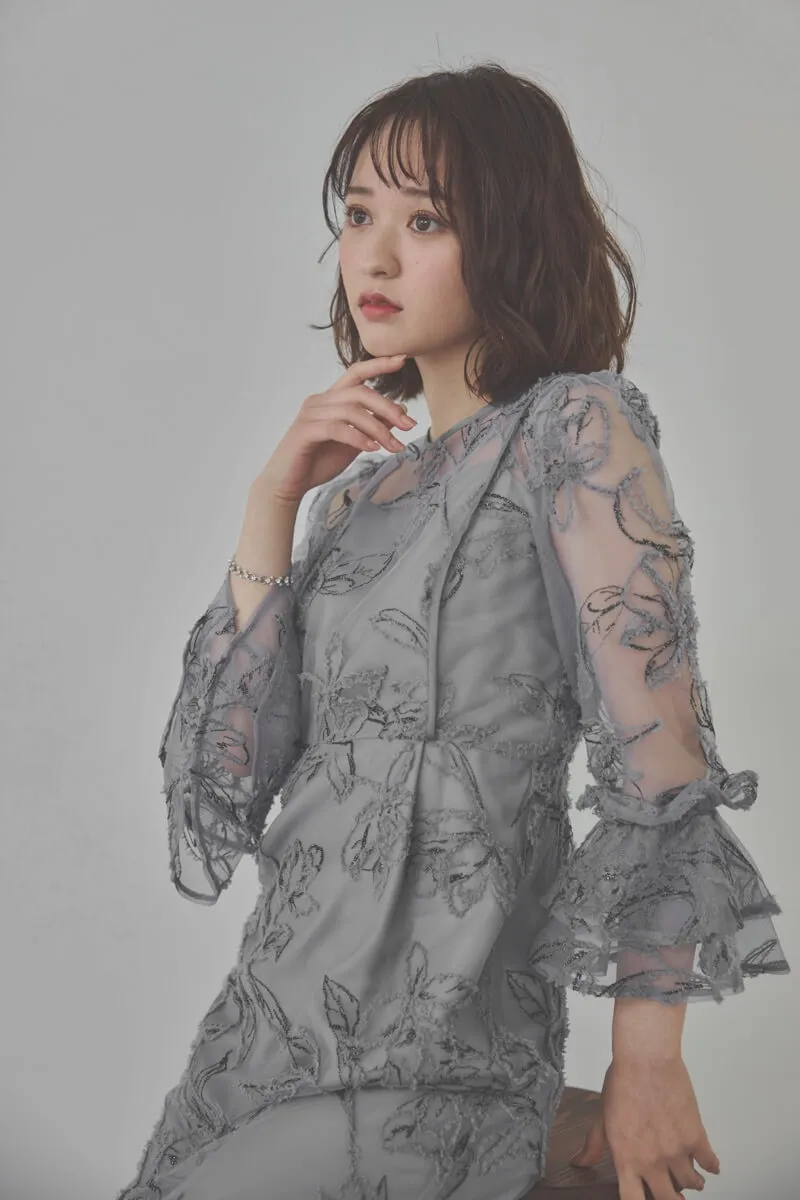 ブルーグレーのファーヤーン刺繍フリルスリーブドレス