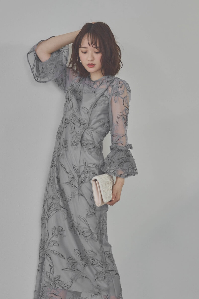 ブルーグレーのファーヤーン刺繍フリルスリーブドレス