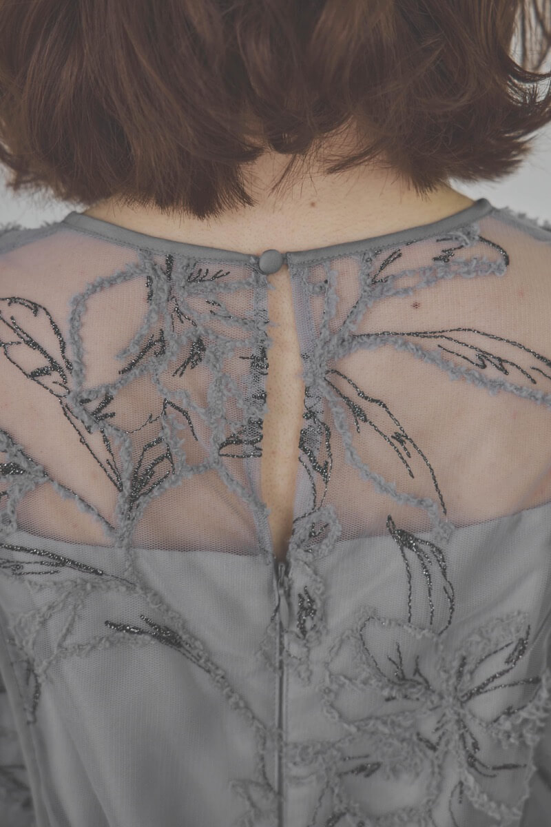 ブルーグレーのファーヤーン刺繍フリルスリーブドレス