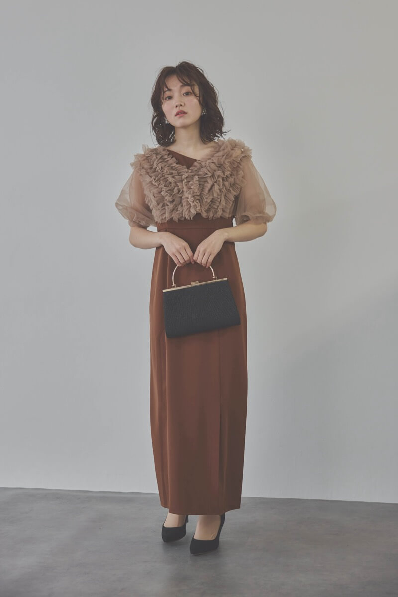 ブラウンのチュールフリルアシンメトリードレス
