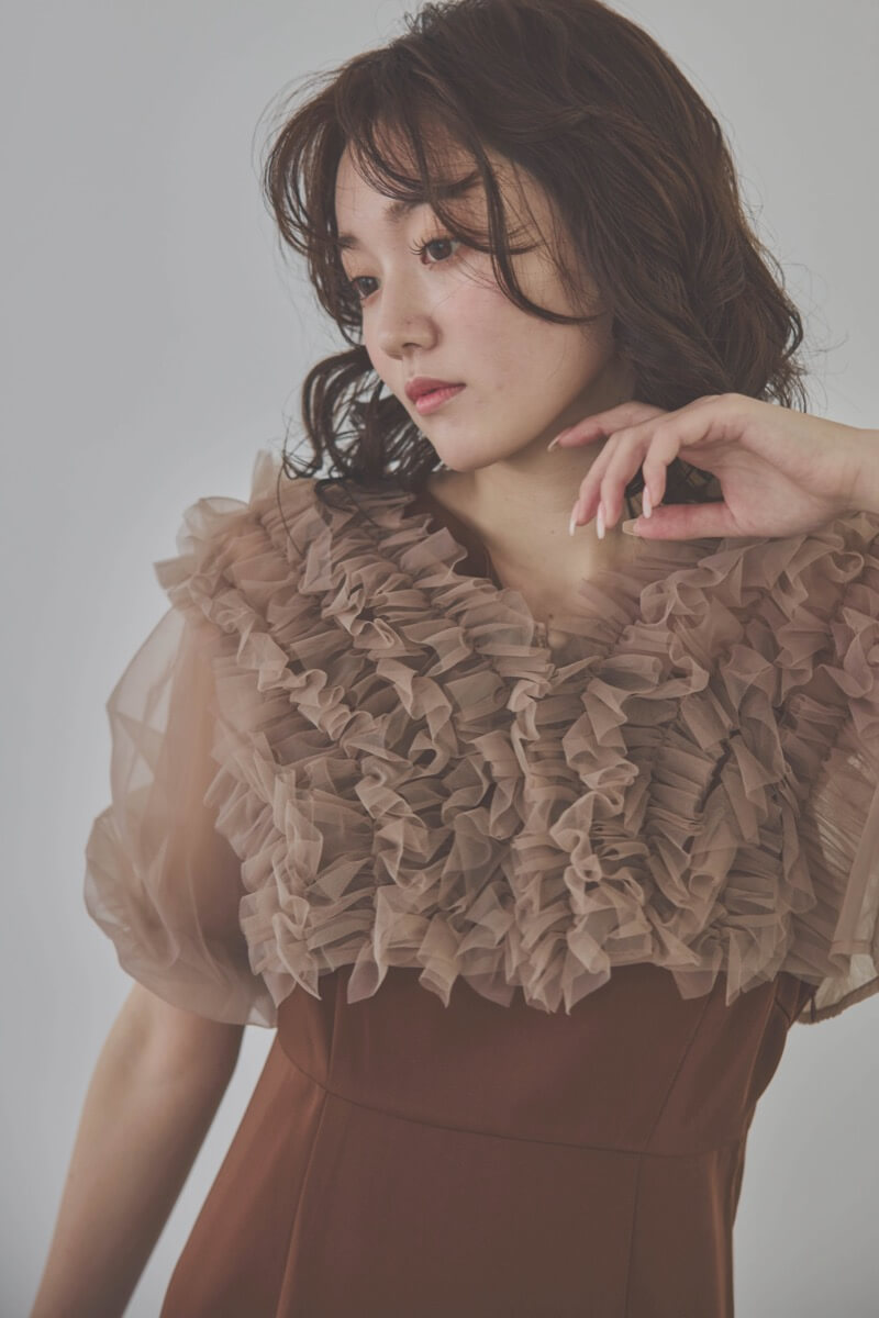 ブラウンのチュールフリルアシンメトリードレス