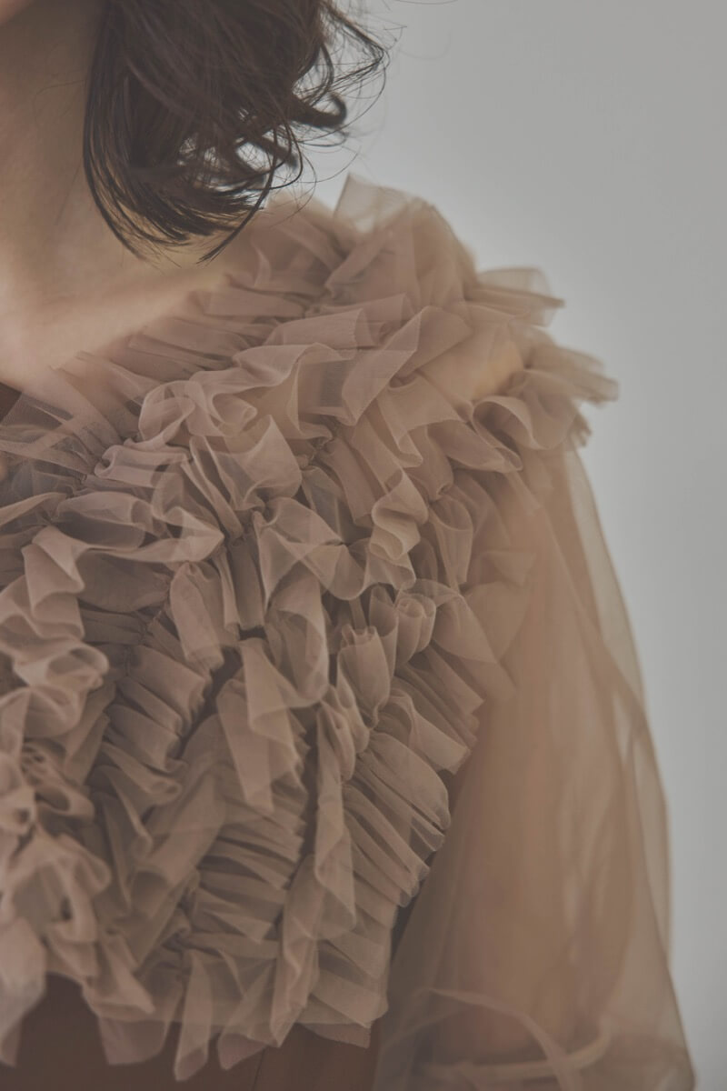 ブラウンのチュールフリルアシンメトリードレス