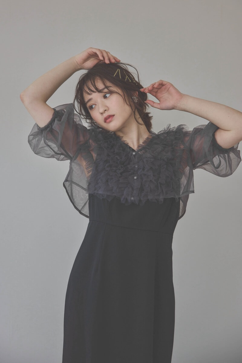 ブラックのチュールフリルアシンメトリードレス