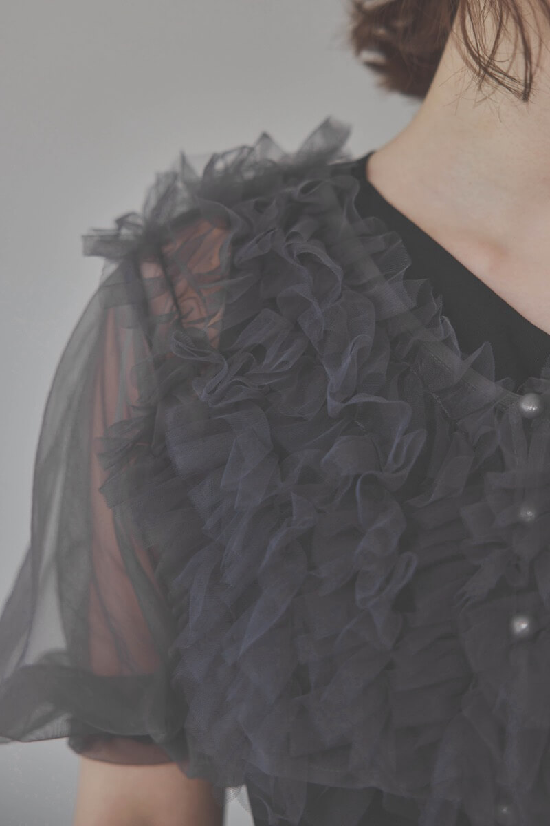 ブラックのチュールフリルアシンメトリードレス