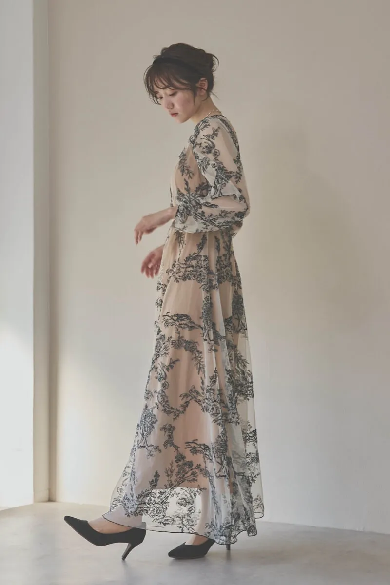 ホワイト×ベージュのエンブロイダリードレス