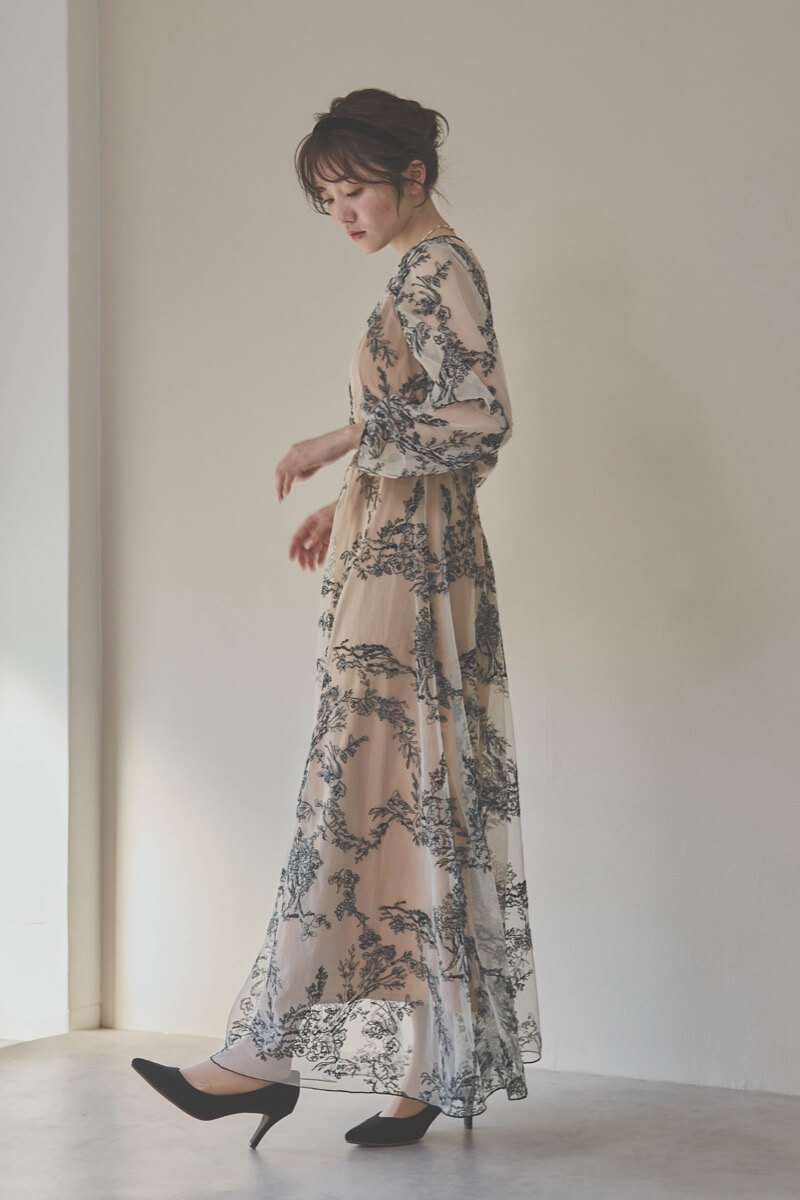 ホワイト×ベージュのエンブロイダリードレス