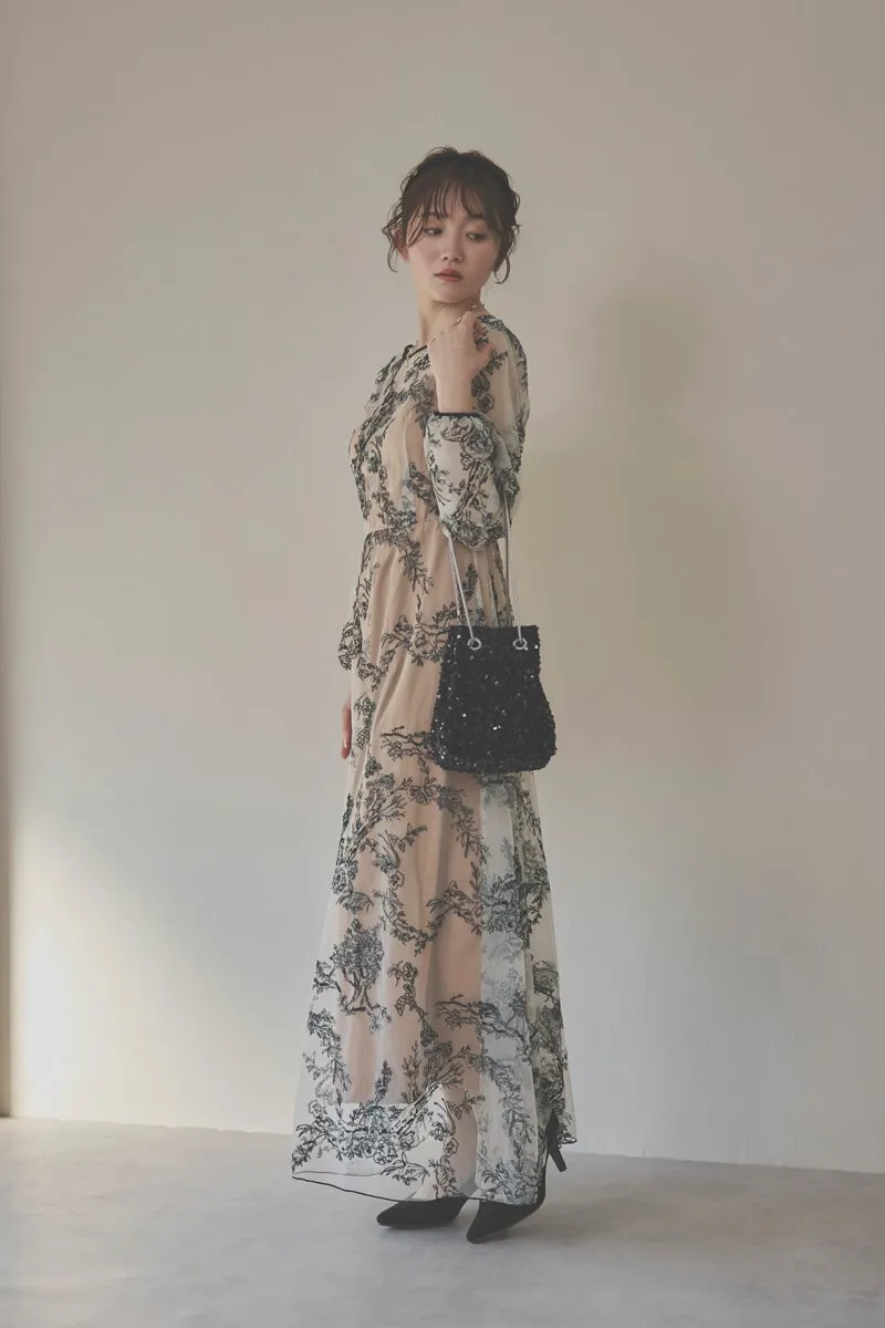 ホワイト×ベージュのエンブロイダリードレス