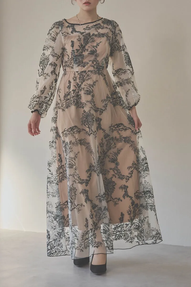 ホワイト×ベージュのエンブロイダリードレス