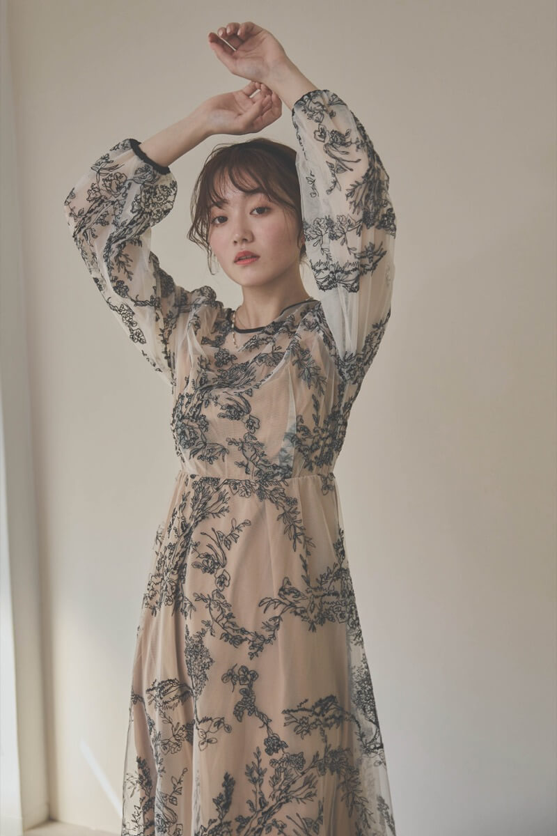 ホワイト×ベージュのエンブロイダリードレス