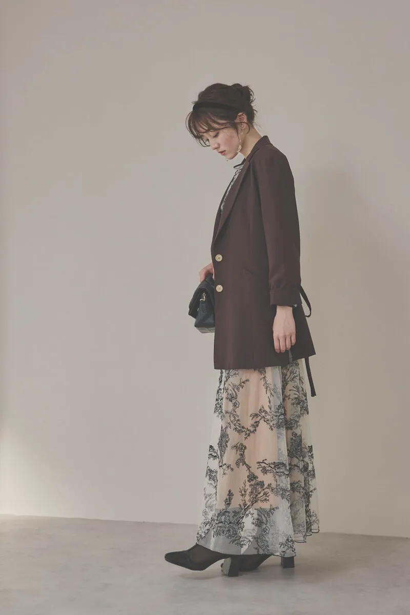 ホワイト×ベージュのエンブロイダリードレス