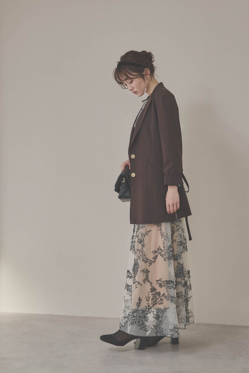 ホワイト×ベージュのエンブロイダリードレス