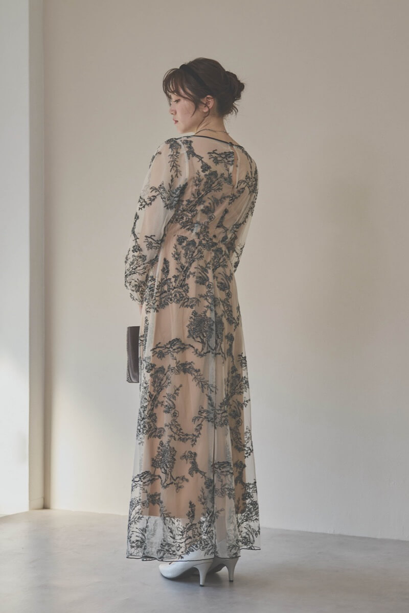 ホワイト×ベージュのエンブロイダリードレス