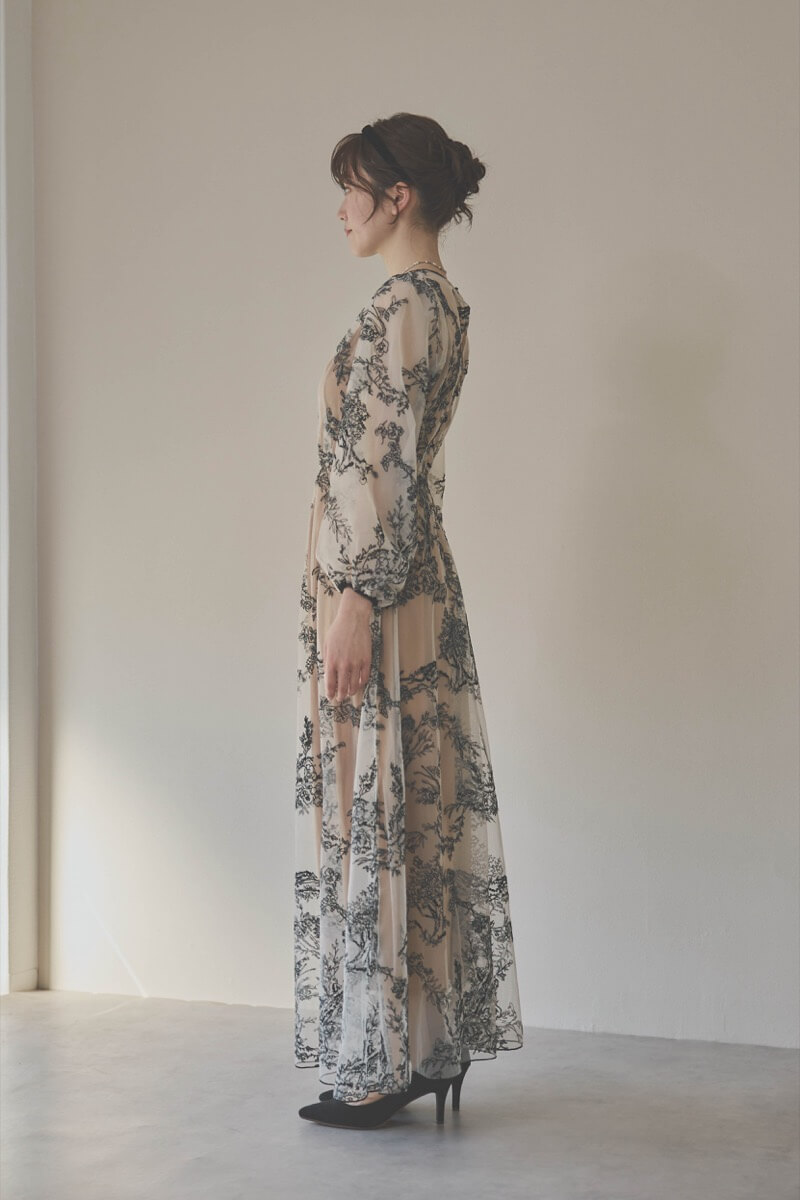 ホワイト×ベージュのエンブロイダリードレス