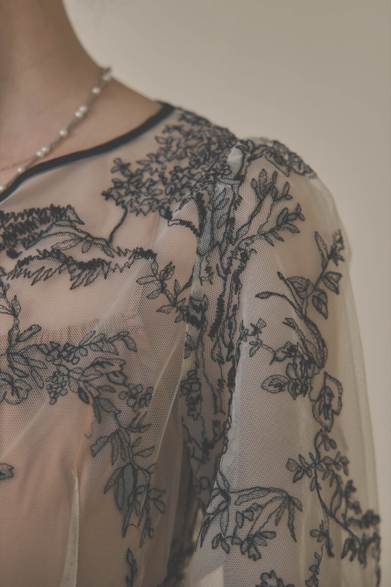 ホワイト×ベージュのエンブロイダリードレス