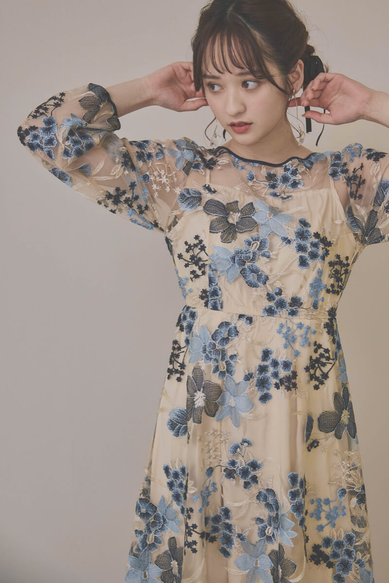ブルーフラワーのエンブロイダリードレス