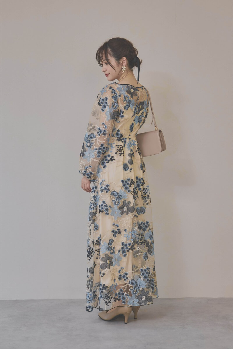 ブルーフラワーのエンブロイダリードレス