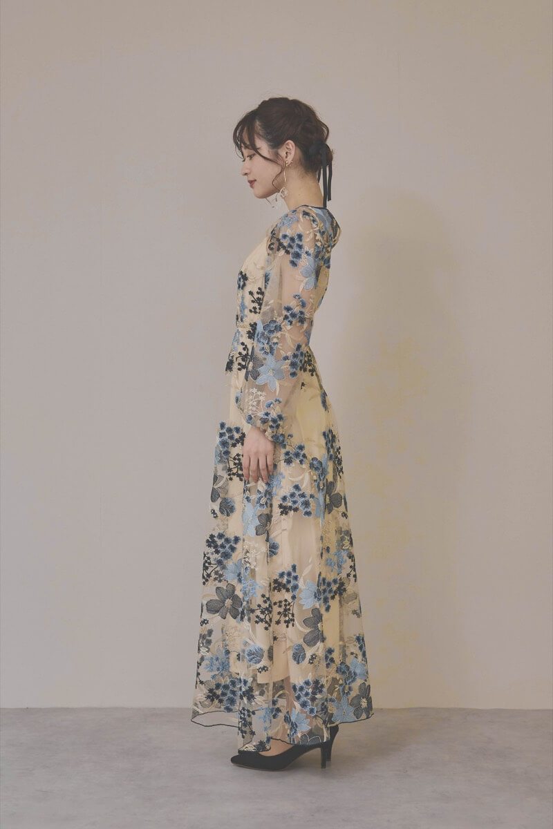 ブルーフラワーのエンブロイダリードレス