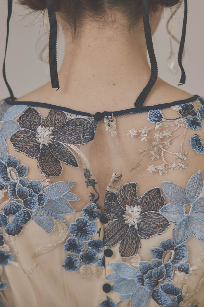 ブルーフラワーのエンブロイダリードレス