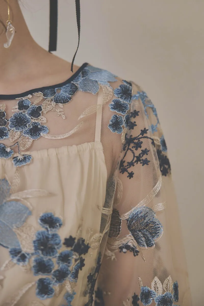 ブルーフラワーのエンブロイダリードレス