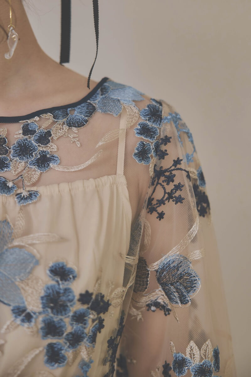 ブルーフラワーのエンブロイダリードレス