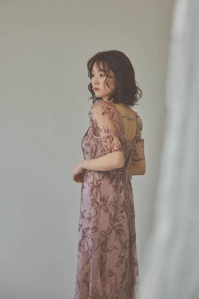 ピンクのカーブパネルエンブロイダリードレス