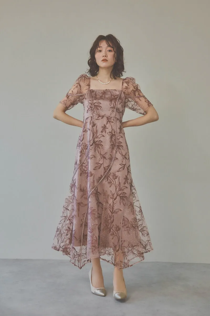 ピンクのカーブパネルエンブロイダリードレス