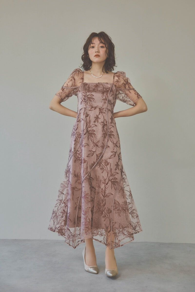 ピンクのカーブパネルエンブロイダリードレス