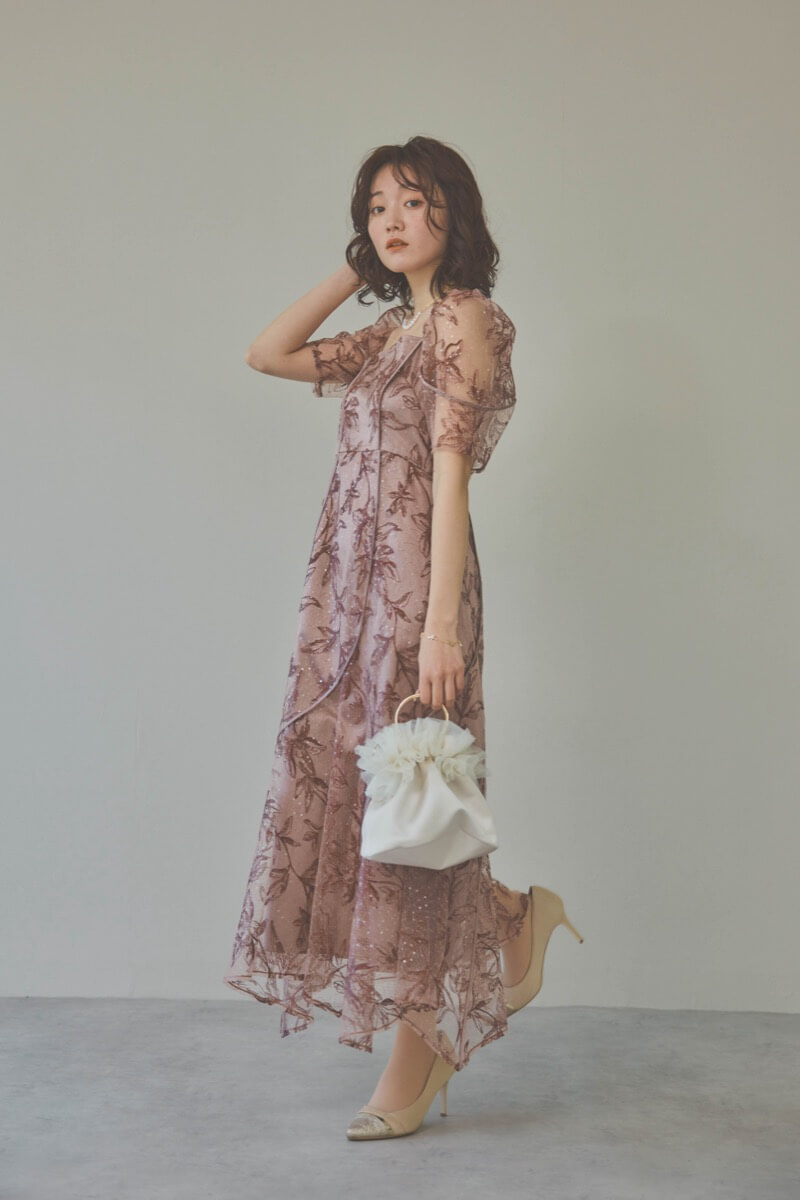 ピンクのカーブパネルエンブロイダリードレス