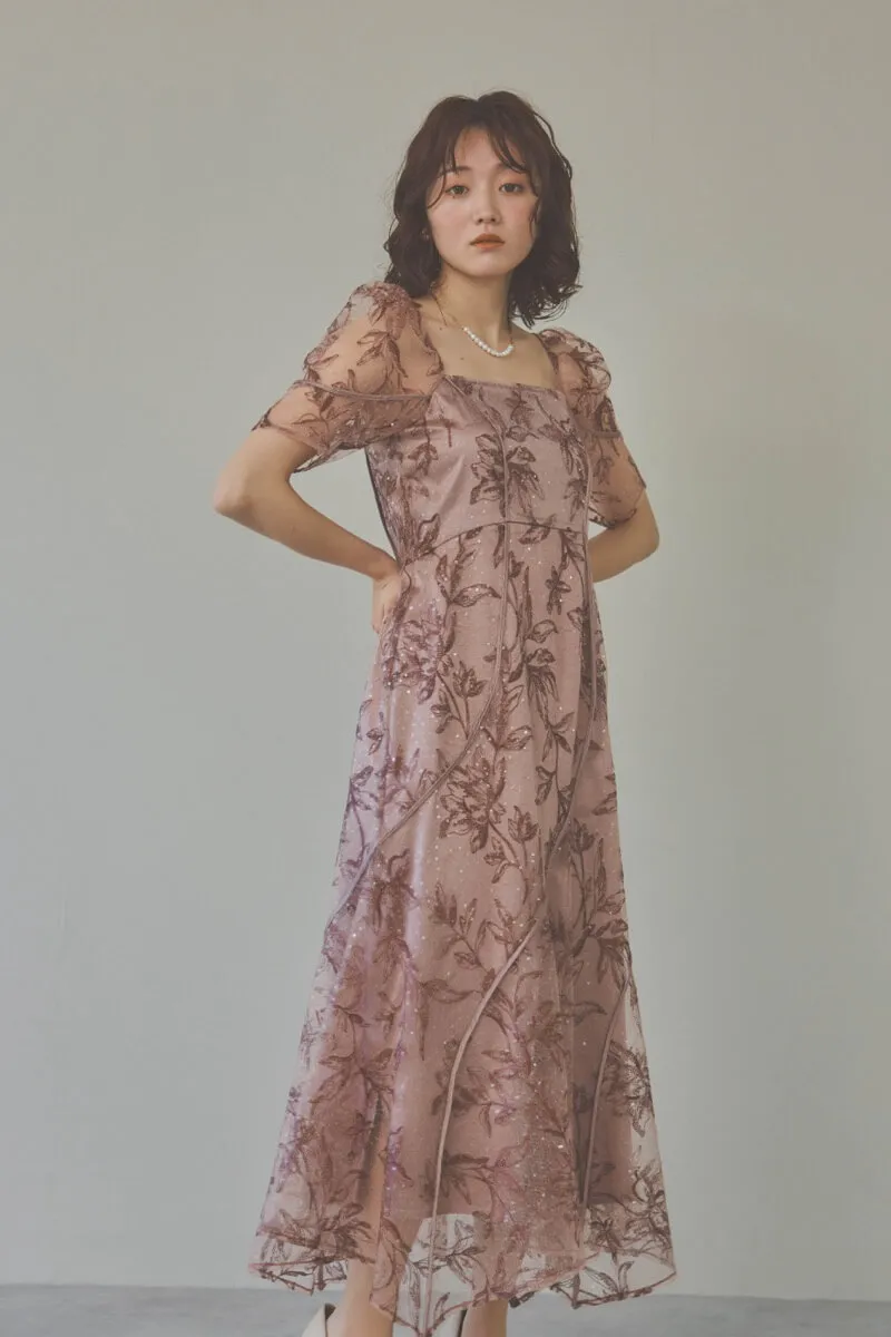ピンクのカーブパネルエンブロイダリードレス