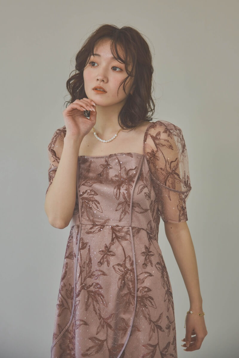 ピンクのカーブパネルエンブロイダリードレス