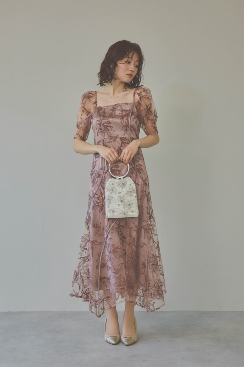 ピンクのカーブパネルエンブロイダリードレス