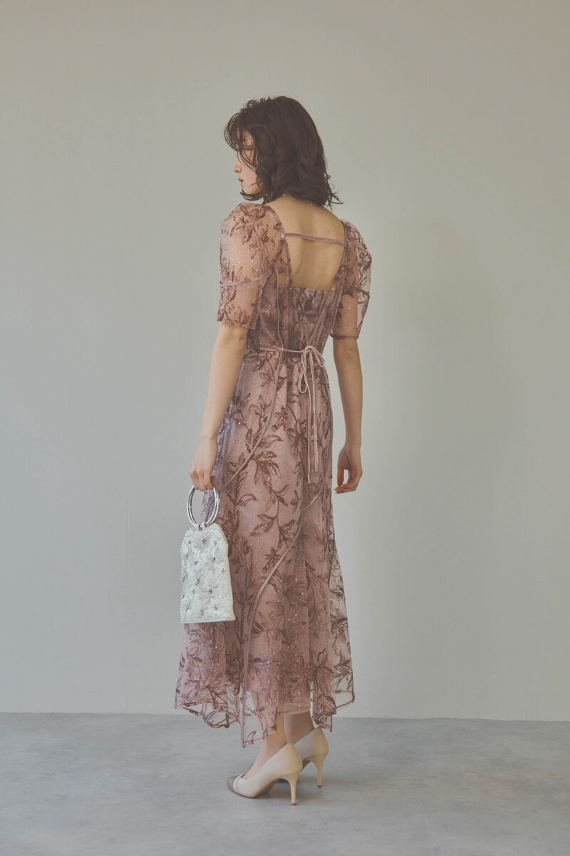 ピンクのカーブパネルエンブロイダリードレス