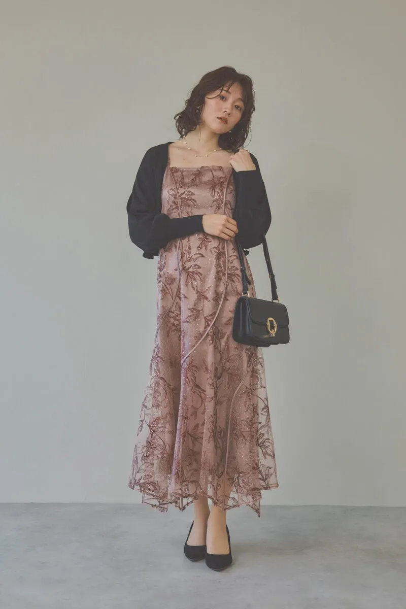 ピンクのカーブパネルエンブロイダリードレス