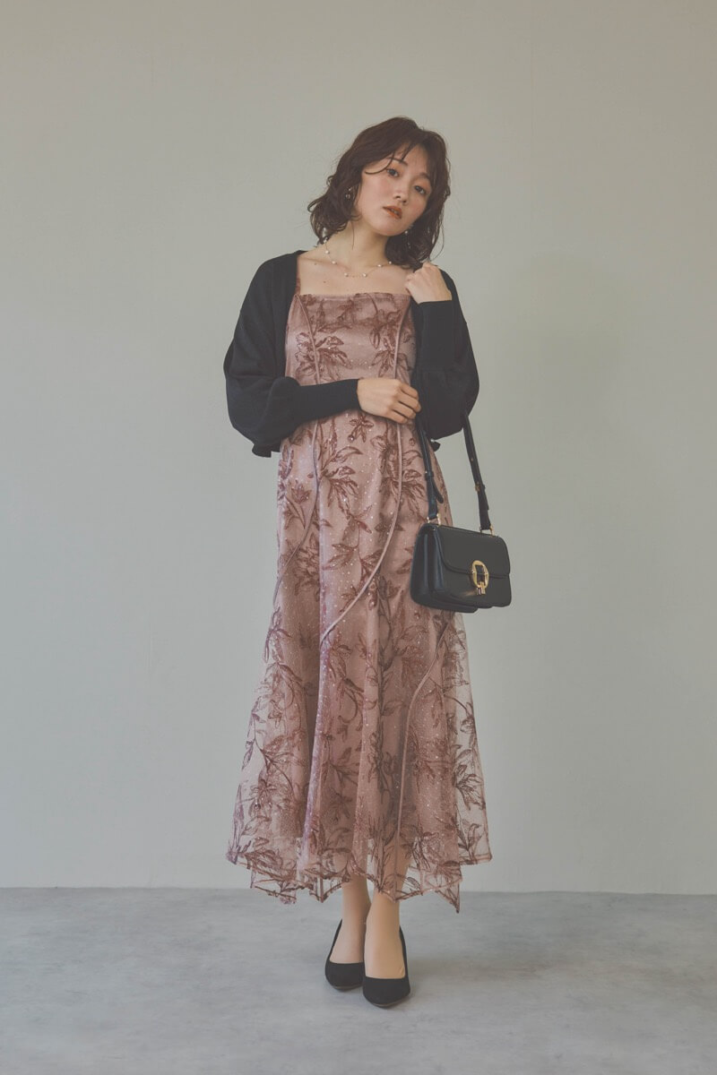 ピンクのカーブパネルエンブロイダリードレス