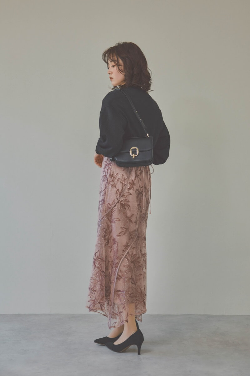 ピンクのカーブパネルエンブロイダリードレス